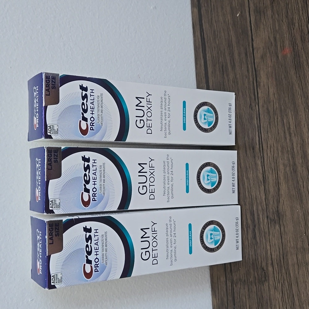 Crest Toothpaste Gum Detoxify Deep Clean, 4.8 oz ( 3 Pack ) ex 10/26